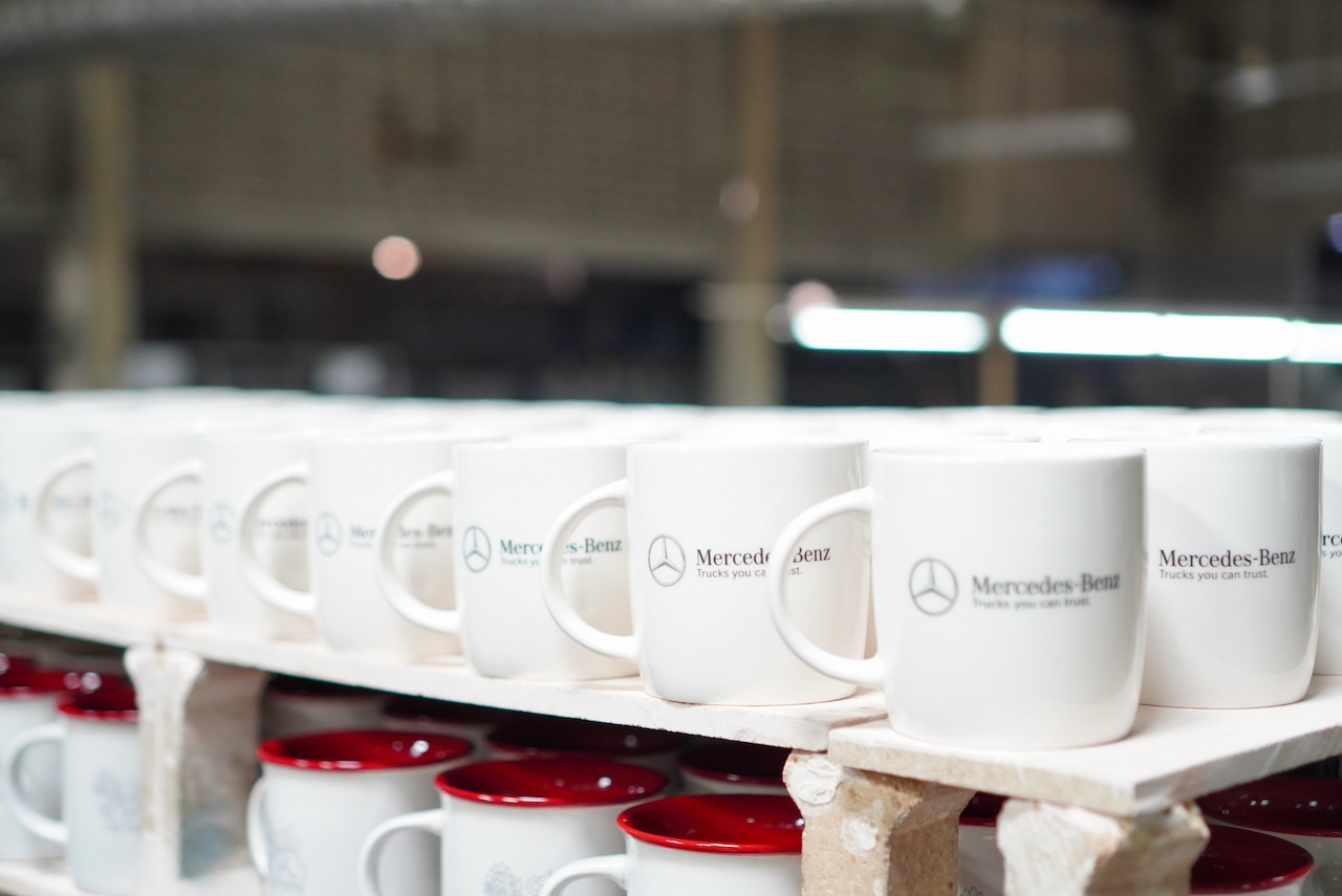 เจาะลึกเทคนิคการสกรีนโลโก้บนแก้วเซรามิค: เลือกแบบไหนให้สีติดทนและดูพรีเมี่ยม?